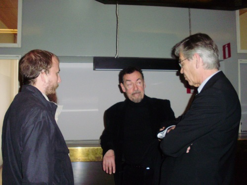 Gottfried Svartholm Warg (åtalad), Peter Althin (advokat) och Roger Wallis (professor) i konversation