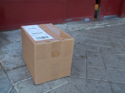 Paketet, utanför det ICA där mitt lokala Posten nu huserar. (Korporativism?) Paketet var mycket tungt.